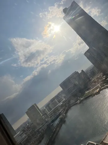 光と影が交差する都会の風景