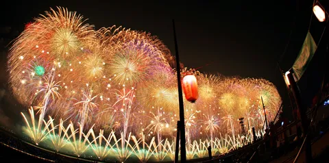 花火の波に飲まれる提灯、頑張った！
