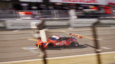 疾走する赤いレーシングカー