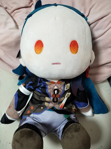 静かに佇む旅人のぬいぐるみ