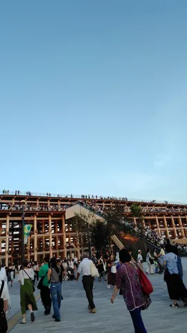 木漏れ日の人々が踊る空間