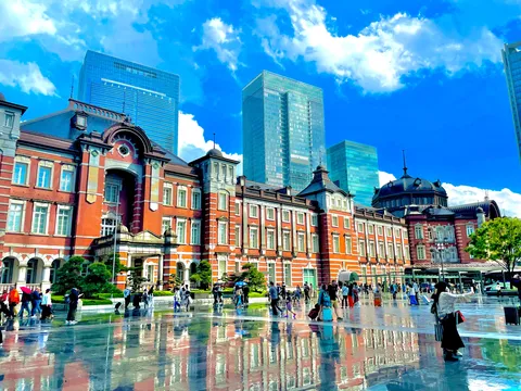 雨上がりの水面に映る赤レンガ建築