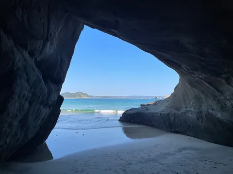 海を切り取る洞窟