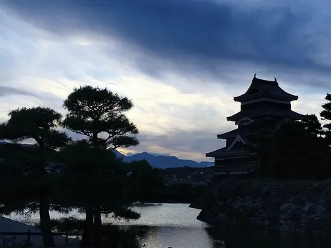 青と黒のコントラスト、神秘的な城のシルエット