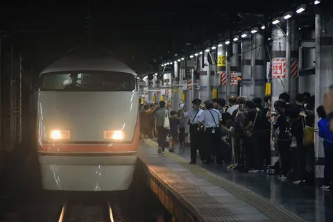 夜のホームに響く列車の気配