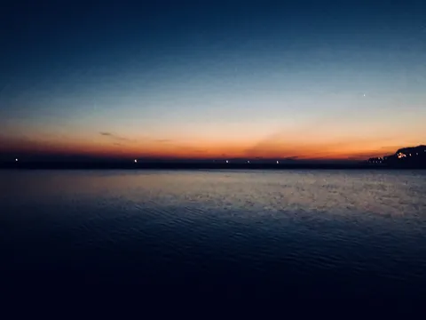 夕暮れの水面に光る線