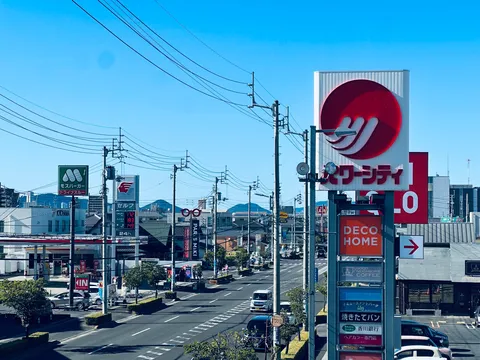 青空と電線の街並み