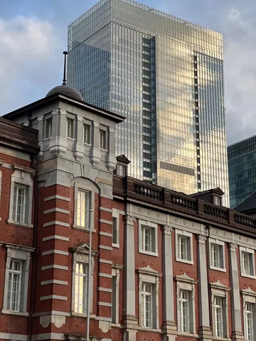 新旧建築のコントラスト、時を刻む風景