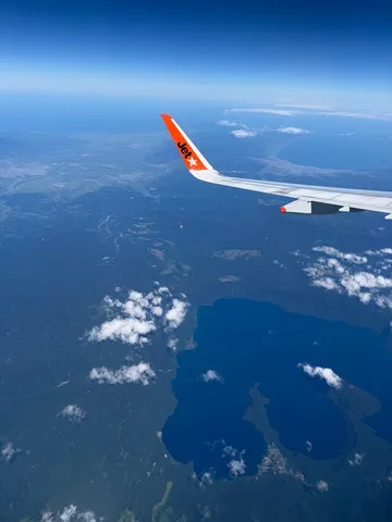 空からの湖と翼