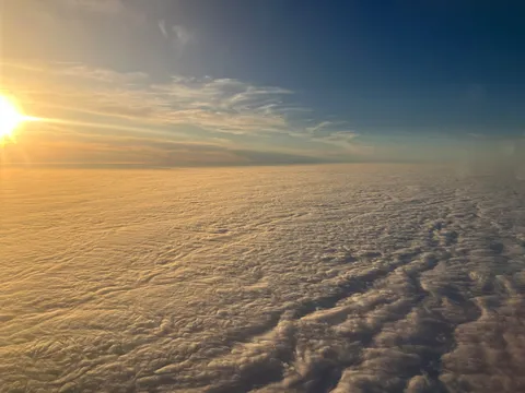 雲海に沈む夕陽の光景