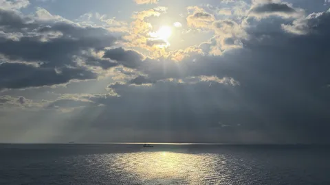 一条の光、船影、そして海