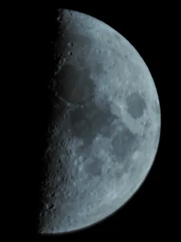 星影に浮かぶ静謐な月