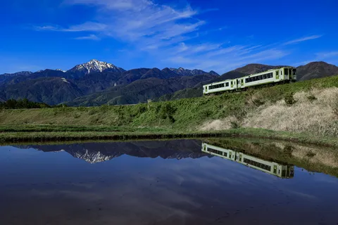 水鏡に映る雪山と鉄道