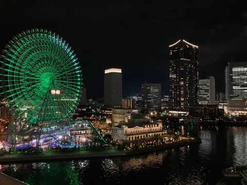 都会の夜、輝くランドマーク