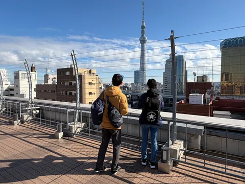 都会の空、二つの背中