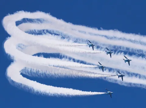 青空を彩る華麗な機動飛行