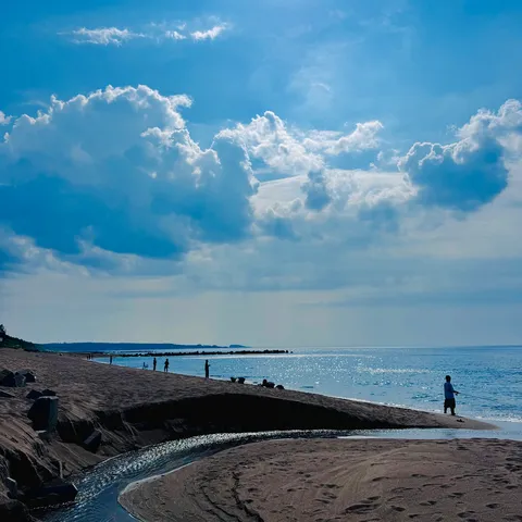 夏の海辺、釣り人と子供たちの静かな時間