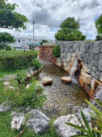 水辺の石段と小さな流れ