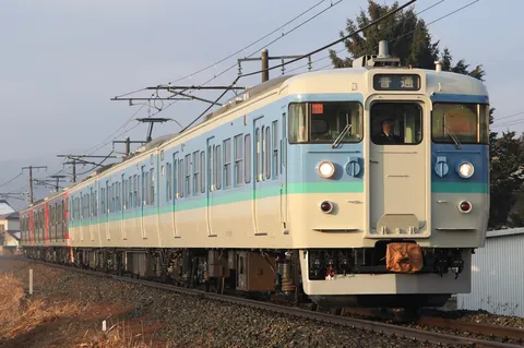 陽光まぶしい普通列車