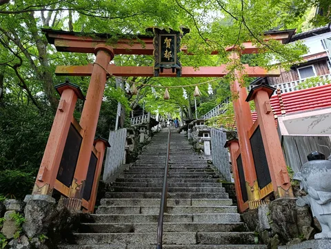 緑に包まれた古刹への誘い