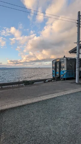 海沿いの駅に佇む列車