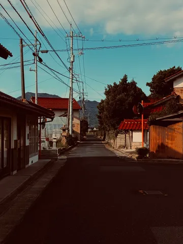 路地に息づく夕映え
