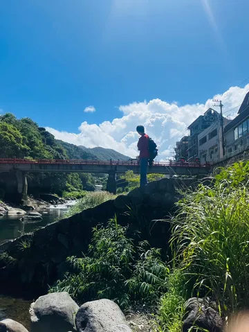 青空と旅情、川辺の情景