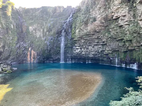 滝と岩壁の清涼空間