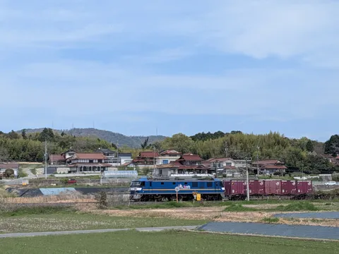 青い列車と里山の風景
