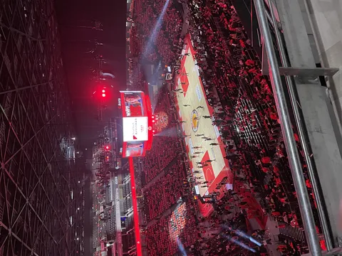 赤く染まるスポーツの夜
