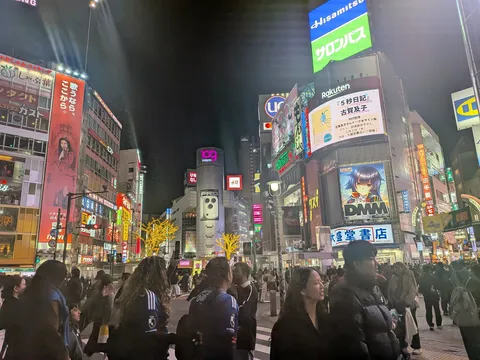 夜の渋谷、ネオンと群衆の海