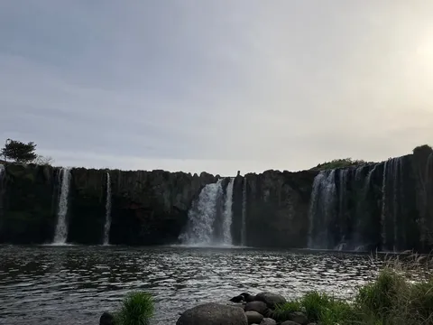 光と水が紡ぐ滝の縁