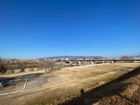 穏やかな橋と広がる河川敷