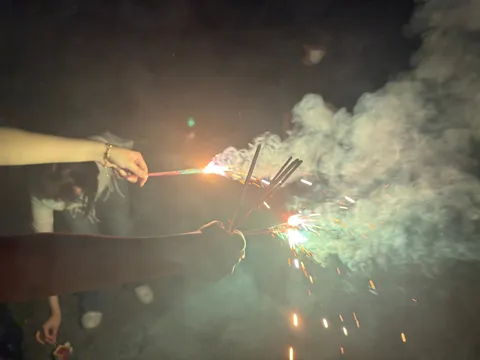 夜風に溶ける火花の輪