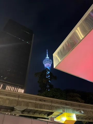 夜景の磁力、空へ届く塔