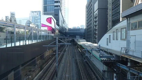 都会の線路、風景に溶け込む。