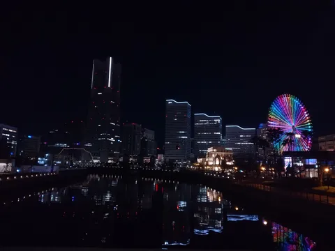 煌めく夜景と水面に映る光のシンフォニー