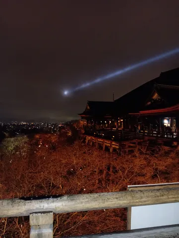 夜空の光跡と古都の夜景