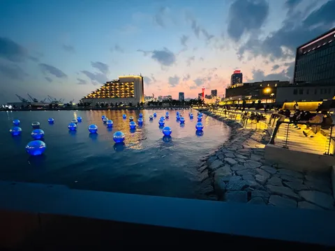 夜の水面に浮かぶ青い光