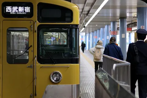 黄色い電車とプラットフォーム