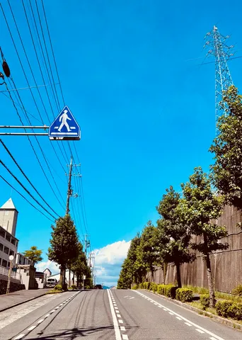 青空と電線、そして道