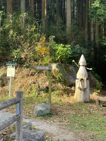 木漏れ日と木像の静寂
