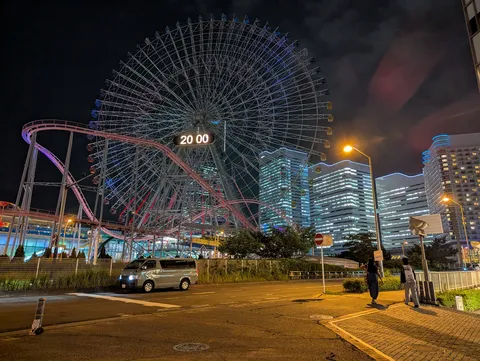 夜景に浮かぶ大観覧車