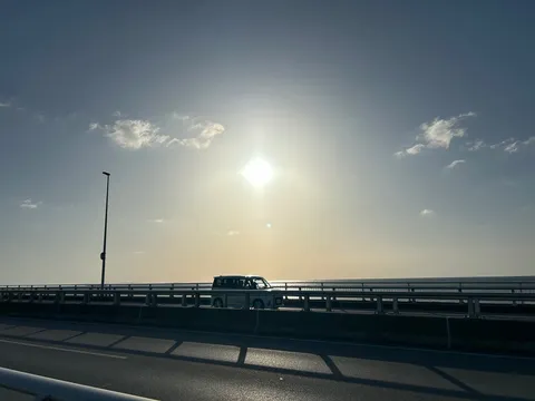 橋と太陽と海、移動の風景