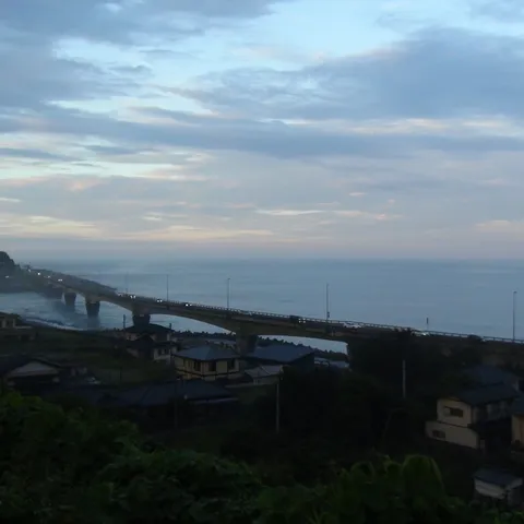 潮風を渡る橋、静かな夜明け