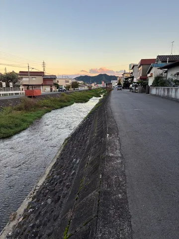 夕暮れの川沿い風景