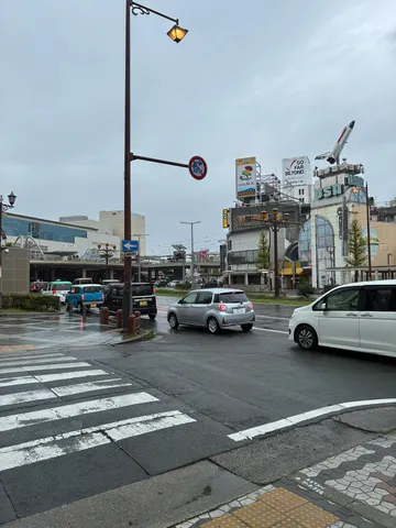 街角の交差点、雨上がりの光景