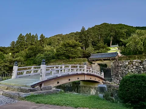 深い緑に佇む日本の美