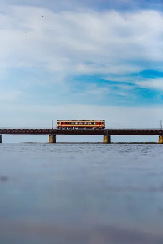 水上を行く列車