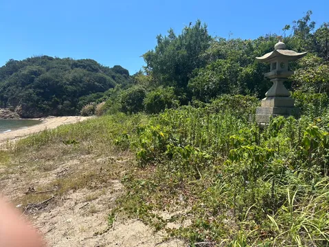 潮風に佇む石灯籠の静寂